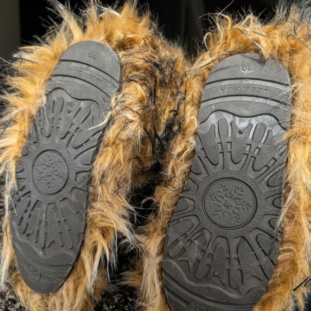 faux fur boots, often referred to as "yeti boots" or "fluffy boots". - Picture 5 of 6